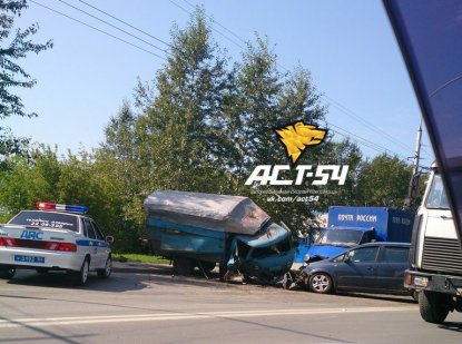 «УАЗ» без тормозов раздавил Opel и помял грузовик «Почты России»